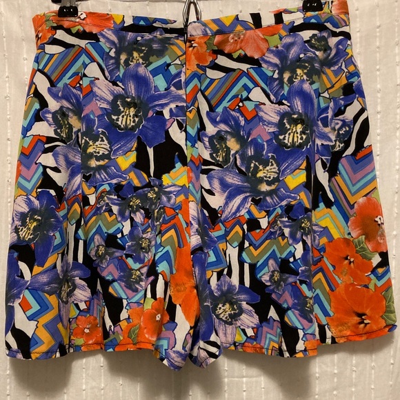 Sarah Duke printed floral high waisted shorts - Picture 2 of 4